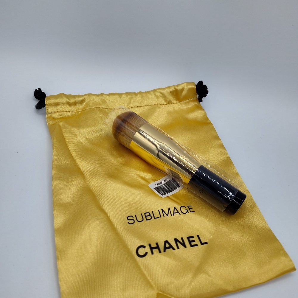CHANEL Sublimage L’Essence de Teint Makeup Brush Gold Black With Pouch NEW - Picture 3 of 4